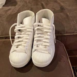 CLEAN AND CLASSIC ADIDAS SHELL TOE